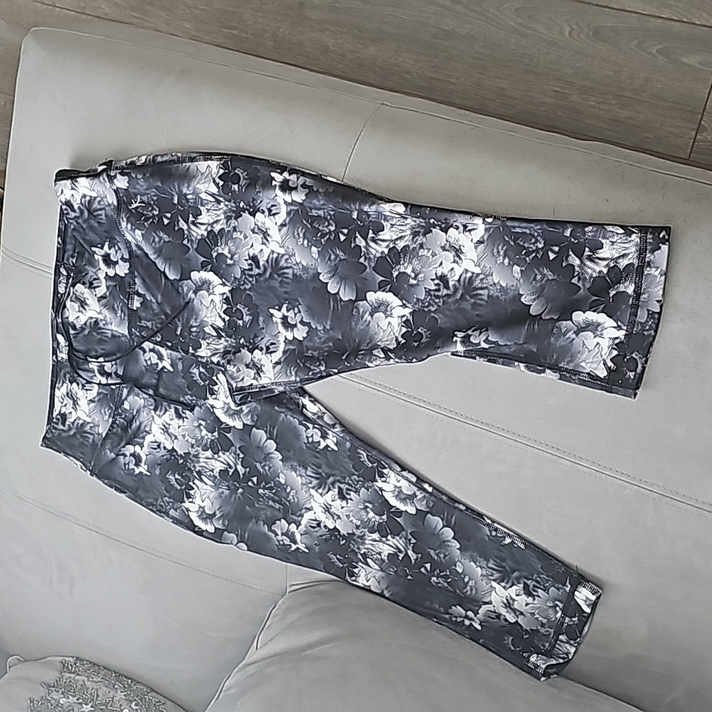 NWOT Danskin Black & White Floral Capri Length Leggings